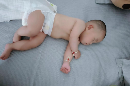 荣成宝宝拍嗝的正确方法